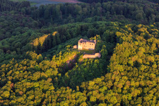 Ruines du château de Bramberg à le quartier Hohnhausen in Burgpreppach dans le département Bavière, Allemagne vue d'en haut