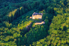 Ruines du château de Bramberg à le quartier Hohnhausen in Burgpreppach dans le département Bavière, Allemagne depuis l'avion