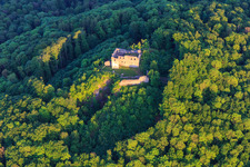 Vue d'oiseau de Ruines du château de Bramberg à le quartier Hohnhausen in Burgpreppach dans le département Bavière, Allemagne