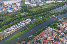 Vue aérienne de Îles principales avec centrale électrique au fil de l'eau / barrage Schweinfurt, écluse Schweinfurt, Diakonie - Centre de soins de l'île principale et Hôtel Mercure Schweinfurt Île principale à Schweinfurt dans le département Bavière, Allemagne