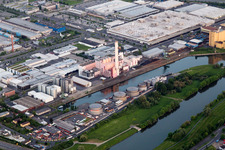 Vue aérienne de Huile minérale - parc de réservoirs surélevés d'Erik Walther GmbH & Co. KG, WJ Mineralölhandelsgesellschaft et silos de BayWa AG Schweinfurt (vente agricole) au port principal à Schweinfurt dans le département Bavière, Allemagne