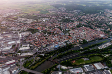 Vue aérienne de Vue de la ville avec la galerie de la ville Schweinfurt et le gratte-ciel SKF sur les rives du Main à Schweinfurt dans le département Bavière, Allemagne