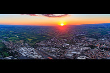Vue aérienne de Coucher de soleil sur la ville à Schweinfurt dans le département Bavière, Allemagne
