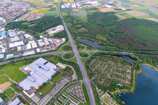 Vue aérienne de Trèfle autoroutier de la jonction Schweinfurt-Zentrum de l'A70 à la B285 avec parking et jardins familiaux au bord du lac à Schweinfurt dans le département Bavière, Allemagne