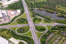 Vue aérienne de Acheminement du trafic et voies du tracé routier à la jonction autoroutière de la sortie Zentrum de l'autoroute BAB A7 à Schweinfurt dans le département Bavière, Allemagne