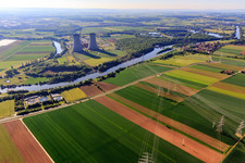 Vue aérienne de Tours de refroidissement et lignes à haute tension vers la centrale nucléaire Grafenrheinfeld de Preussenelektra GmbH sur la rive ouest du Main à Grafenrheinfeld dans le département Bavière, Allemagne