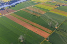 Vue aérienne de Tours de refroidissement et lignes à haute tension vers la centrale nucléaire Grafenrheinfeld de Preussenelektra GmbH sur la rive ouest du Main à Grafenrheinfeld dans le département Bavière, Allemagne