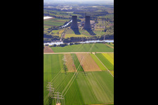 Vue oblique de Tours de refroidissement et lignes à haute tension vers la centrale nucléaire Grafenrheinfeld de Preussenelektra GmbH sur la rive ouest du Main à Grafenrheinfeld dans le département Bavière, Allemagne