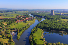 Vue aérienne de Port devant et tour de refroidissement de la centrale nucléaire de Grafenrheinfeld derrière le village sur les rives du Main depuis le sud à le quartier Garstadt in Bergrheinfeld dans le département Bavière, Allemagne