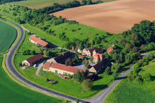 Vue aérienne de Ferme dans le Mainauen à le quartier Theilheim in Waigolshausen dans le département Bavière, Allemagne