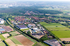 Vue aérienne de Zone industrielle et implantation d'entreprises Am Klößberg à Schwebheim dans le département Bavière, Allemagne