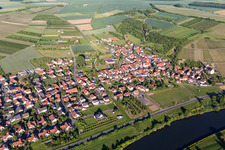 Vue aérienne de Les rives du Main en Stammheim à le quartier Stammheim in Kolitzheim dans le département Bavière, Allemagne