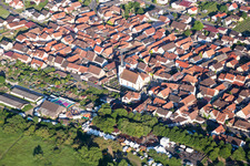 Vue aérienne de Bâtiment d'église au centre du village à Nordheim am Main dans le département Bavière, Allemagne