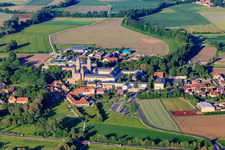 Vue aérienne de L'abbaye de Münsterschwarzach vue de l'ouest avec du flair Hôtel Zum Benediktiner - Hubertus Kieser, Egbert-Gymnasium Münsterschwarzach à le quartier Stadtschwarzach in Schwarzach am Main dans le département Bavière, Allemagne