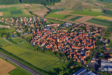 Vue aérienne de Vue du village au-delà de l'A3 depuis le nord-ouest à Abtswind dans le département Bavière, Allemagne
