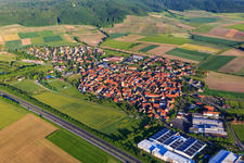 Vue aérienne de Vue du village au-delà de l'A3 depuis le nord-ouest à Abtswind dans le département Bavière, Allemagne