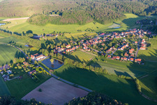 Vue aérienne de Étang avec île en périphérie à le quartier Rehweiler in Geiselwind dans le département Bavière, Allemagne