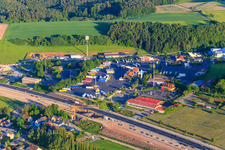 Vue aérienne de Autohof Strohofer GmbH et l'A3 avec Rodenbach+Wolf GmbH & Co. KG à Geiselwind dans le département Bavière, Allemagne
