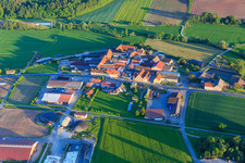 Vue aérienne de Vue du village dans l'Ebrachtal depuis le nord avec Kirchner Transporte à le quartier Kappel in Burgwindheim dans le département Bavière, Allemagne