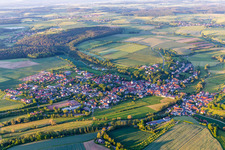 Vue aérienne de Champs agricoles et terres agricoles à le quartier Schönbrunn in  Steigerwald in Schönbrunn im Steigerwald dans le département Bavière, Allemagne
