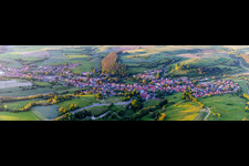 Vue aérienne de Panorama en bordure de champs agricoles et de terres agricoles en Trossenfurt à le quartier Trossenfurt in Oberaurach dans le département Bavière, Allemagne