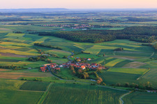 Vue aérienne de Vue du village depuis le nord à le quartier Falkenstein in Donnersdorf dans le département Bavière, Allemagne