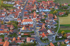 Vue aérienne de Église Saint-Jean-Baptiste Donnersdorf au centre du village à Donnersdorf dans le département Bavière, Allemagne