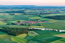Vue aérienne de Lieu derrière le Herrnsee à le quartier Kleinrheinfeld in Donnersdorf dans le département Bavière, Allemagne