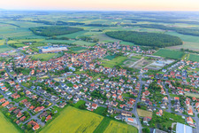 Vue aérienne de Vue d'ensemble de la ville depuis le nord-est à Grettstadt dans le département Bavière, Allemagne