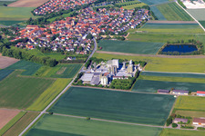 Vue aérienne de Vue d'ensemble de la ville depuis l'est avec l'usine de plâtre CASEA Gmb à Sulzheim dans le département Bavière, Allemagne