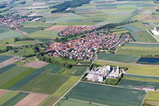Vue aérienne de Champs agricoles et terres agricoles à Sulzheim dans le département Bavière, Allemagne