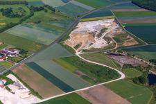 Vue aérienne de Extraction de calcaire pour l'extraction du gypse à Sulzheim dans le département Bavière, Allemagne
