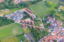 Vue aérienne de Pelles à tabac à Bruchgasse avec C2 Umwelttechnik Michael Trauth eK à Herxheim bei Landau dans le département Rhénanie-Palatinat, Allemagne