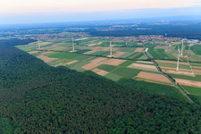Vue aérienne de Parc éolien de Hatzenbühler après achèvement à Herxheim bei Landau dans le département Rhénanie-Palatinat, Allemagne
