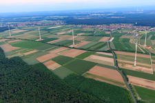 Vue aérienne de Parc éolien de Hatzenbühler après achèvement à Herxheim bei Landau dans le département Rhénanie-Palatinat, Allemagne