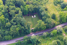 Vue aérienne de Cimetière militaire du CIMETIÈRE MILITAIRE DE WISSEMBOURG à le quartier Sankt Germanshof in Wissembourg dans le département Bas Rhin, France