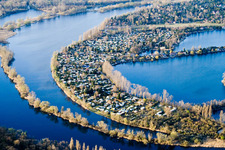 Vue aérienne de Lacs et zones riveraines avec campings et résidences de week-end dans la zone de loisirs Blaue Adria dans le district de Riedsiedlung à Altrip dans le département Rhénanie-Palatinat, Allemagne