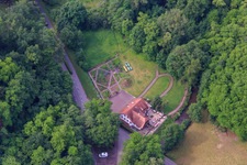 Vue aérienne de Café et jardin sur la Lauter à le quartier Sankt Germanshof in Wissembourg dans le département Bas Rhin, France