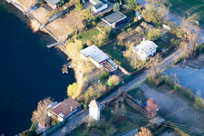 Vue aérienne de Sentier du milieu à l'étang aux cygnes dans la zone de loisirs Blue Adriatic à Altrip dans le département Rhénanie-Palatinat, Allemagne