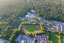 Vue aérienne de Terrains de sport de TV 1897 Dudenhofen eV, Realschule Plus Dudenhofen, Clemens-Beck-Grundschule Dudenhofen, Kita Naseweis et garderie Sandhase au terrain d'aventure Dudenhofen à Dudenhofen dans le département Rhénanie-Palatinat, Allemagne