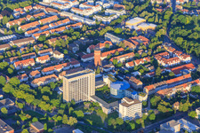 Vue aérienne de Tour de bureaux de l'assurance pension allemande de Rhénanie-Palatinat - site principal et château d'eau Speyer à Speyer dans le département Rhénanie-Palatinat, Allemagne