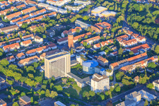Vue aérienne de Tour de bureaux de l'assurance pension allemande de Rhénanie-Palatinat - site principal et château d'eau Speyer à Speyer dans le département Rhénanie-Palatinat, Allemagne