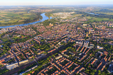 Vue aérienne de Vue d'ensemble de la vieille ville depuis le nord-ouest le soir jusqu'au Rhin à Speyer dans le département Rhénanie-Palatinat, Allemagne