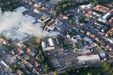 Vue aérienne de Formation de fumée et de flammes lors des travaux d'extinction d'un grand incendie dans un entrepôt d'antiquités et de vieilles voitures sur la Werkstrasse à Speyer dans le département Rhénanie-Palatinat, Allemagne