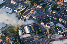 Photographie aérienne de Formation de fumée et de flammes lors des travaux d'extinction d'un grand incendie dans un entrepôt d'antiquités et de vieilles voitures sur la Werkstrasse à Speyer dans le département Rhénanie-Palatinat, Allemagne