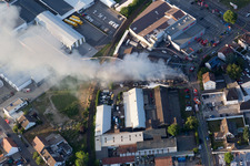 Formation de fumée et de flammes lors des travaux d'extinction d'un grand incendie dans un entrepôt d'antiquités et de vieilles voitures sur la Werkstrasse à Speyer dans le département Rhénanie-Palatinat, Allemagne d'en haut