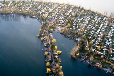 Vue oblique de Lacs et zones riveraines avec campings et résidences de week-end dans la zone de loisirs Blaue Adria dans le district de Riedsiedlung à Altrip dans le département Rhénanie-Palatinat, Allemagne