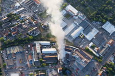 Fumée et flammes lors des opérations d'extinction d'un grand incendie dans un entrepôt avec des antiquités et de vieilles voitures dans la Werkstrasse à Speyer dans le département Rhénanie-Palatinat, Allemagne vue d'en haut