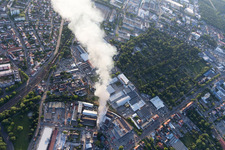 Vue d'oiseau de Fumée et flammes lors des opérations d'extinction d'un grand incendie dans un entrepôt avec des antiquités et de vieilles voitures dans la Werkstrasse à Speyer dans le département Rhénanie-Palatinat, Allemagne