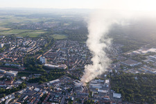 Fumée et flammes lors des opérations d'extinction d'un grand incendie dans un entrepôt avec des antiquités et de vieilles voitures dans la Werkstrasse à Speyer dans le département Rhénanie-Palatinat, Allemagne vue du ciel